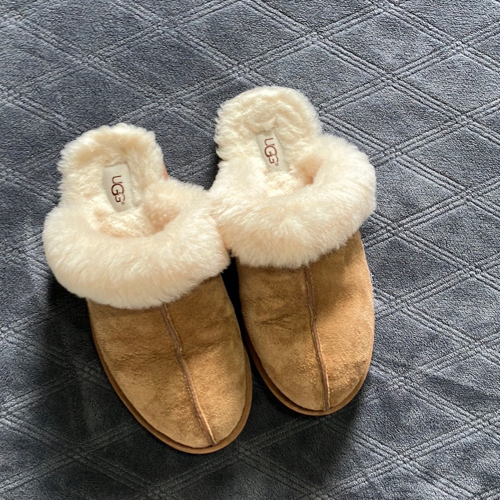 Beautiful Ugg slippers , only worn a few times in doors